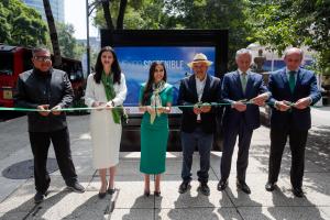 El fotógrafo mexicano Mario Castillo (i), la directora de Iberdrola México, Katya Somohano (2-i) y el director de Galerías Abiertas de la Ciudad de México, José Manuel Ramírez Rodríguez (3-d) cortan la cinta durante la inauguración de la exposición ‘México Sostenible’ este jueves en Ciudad de México (México). EFE/Isaac Esquivel