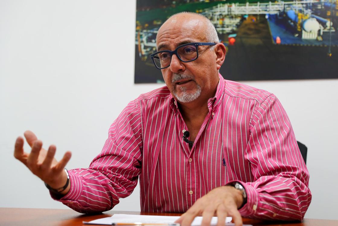 El exviceministro de Hidrocarburos, Sergio Enderica, habla en una entrevista con EFE, en Quito (Ecuador). EFE/ José Jácome 