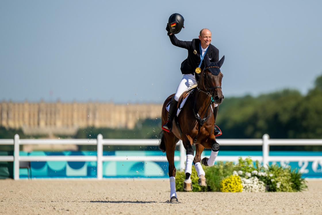 El alemán Michael Jung y ‘Chipmunk FRH’ celebran, en la arena de Versalles, el oro en la disciplina de concurso completo de hípica en los Juegos Olímpicos de París 2024. EFE/FEI/Benjamin Clark/CRÉDITO OBLIGATORIO
