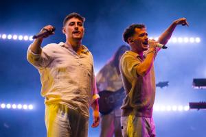 PALAFRUGELL (GIRONA), 29/07/2024.- Los integrantes del grupo The Tyets durante su actuación en el Festival Cap Roig, en Girona. EFE/David Borrat