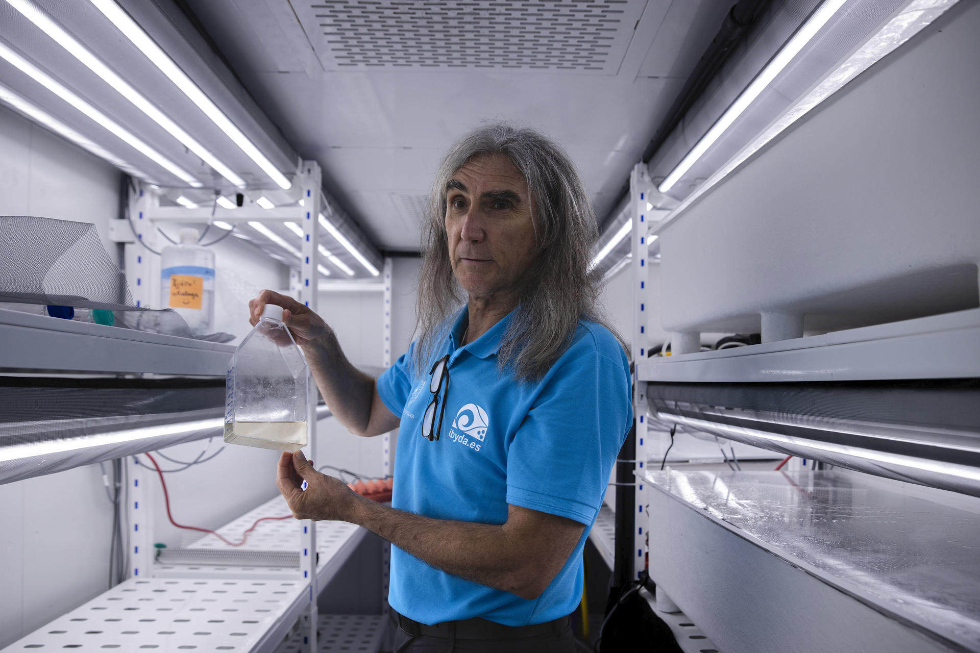 GRAF7111. MÁLAGA, 15/07/2024.- El catedrático de Ecología de la Universidad de Málaga (UMA) Carlos Smerdou trabaja en el único laboratorio de cultivo de algas polares de España, un espacio dotado con cámaras climáticas que pueden alcanzar los 40 grados bajo cero en el que los investigadores estudian cómo el calentamiento global afecta a estos organismos, claves en la cadena trófica del Ártico. EFE/Jorge Zapata