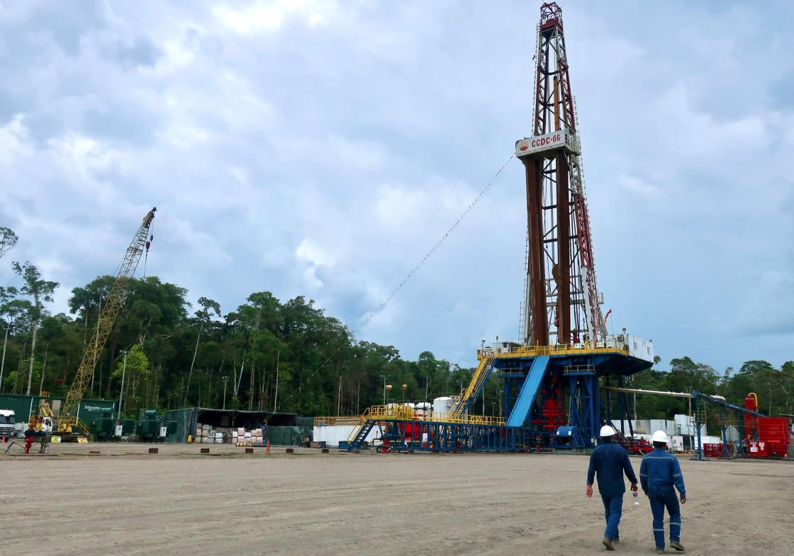 Fotografía de archivo que muestra a dos operarios de la empresa estatal Petroecuador frente una torre de perforación de pozos, el 21 de junio de 2023, dentro del Parque Nacional Yasuní (Ecuador). EFE/ Fernando Gimeno ARCHIVO