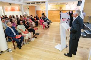 GRAFCAN2485. LAS PALMAS DE GRAN CANARIA (ESPAÑA), 29/07/2024.- El presidente de la Fundación Mapfre Canarias, Ignacio Baeza (d), ha entregado este lunes doce becas a estudiantes que van a realizar programas de internacionalización en Estados Unidos; y estudios de posgrado en materias relacionadas con la ciencia, la tecnología, la administración de empresas y la música en diferentes destinos nacionales e internacionales. EFE/Ángel Medina G.