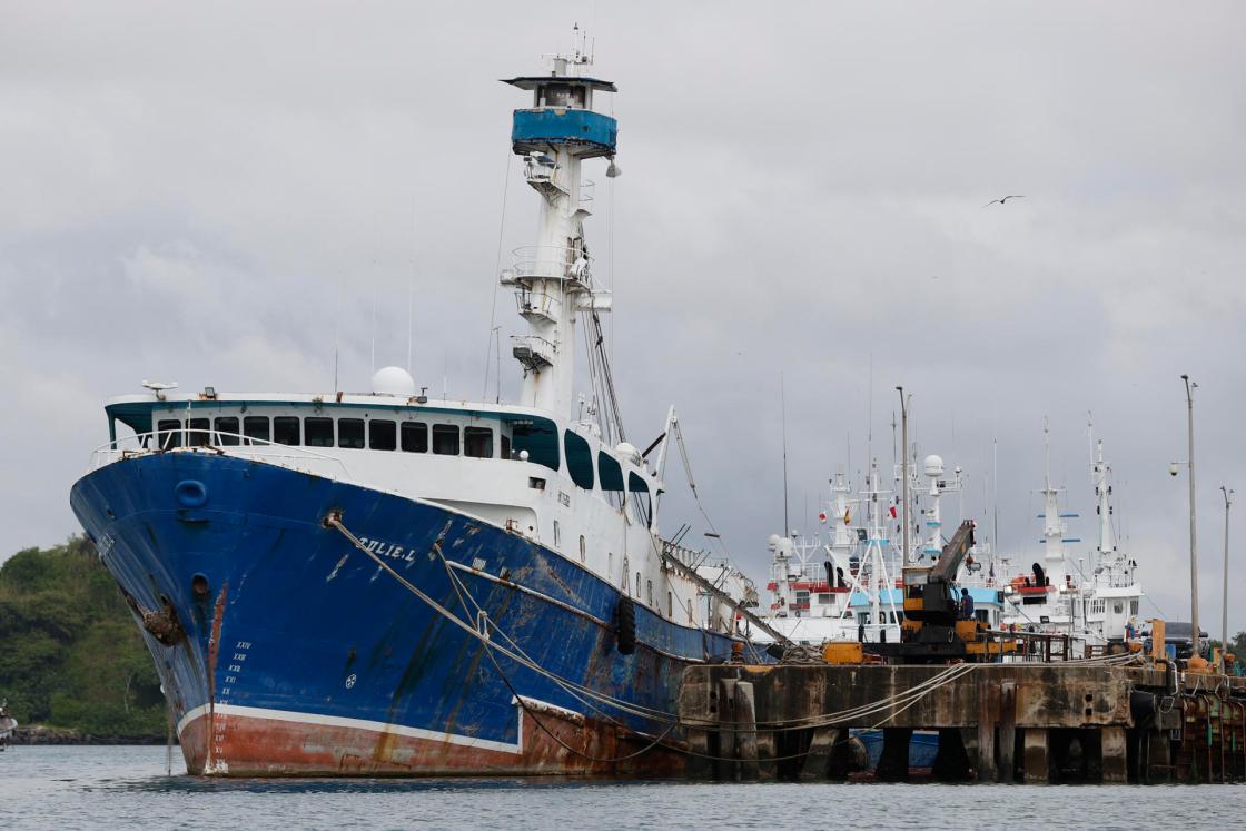 Fotografía de barcos atuneros, en el Puerto de Vacamonte (Panamá).EFE/ Bienvenido Velasco