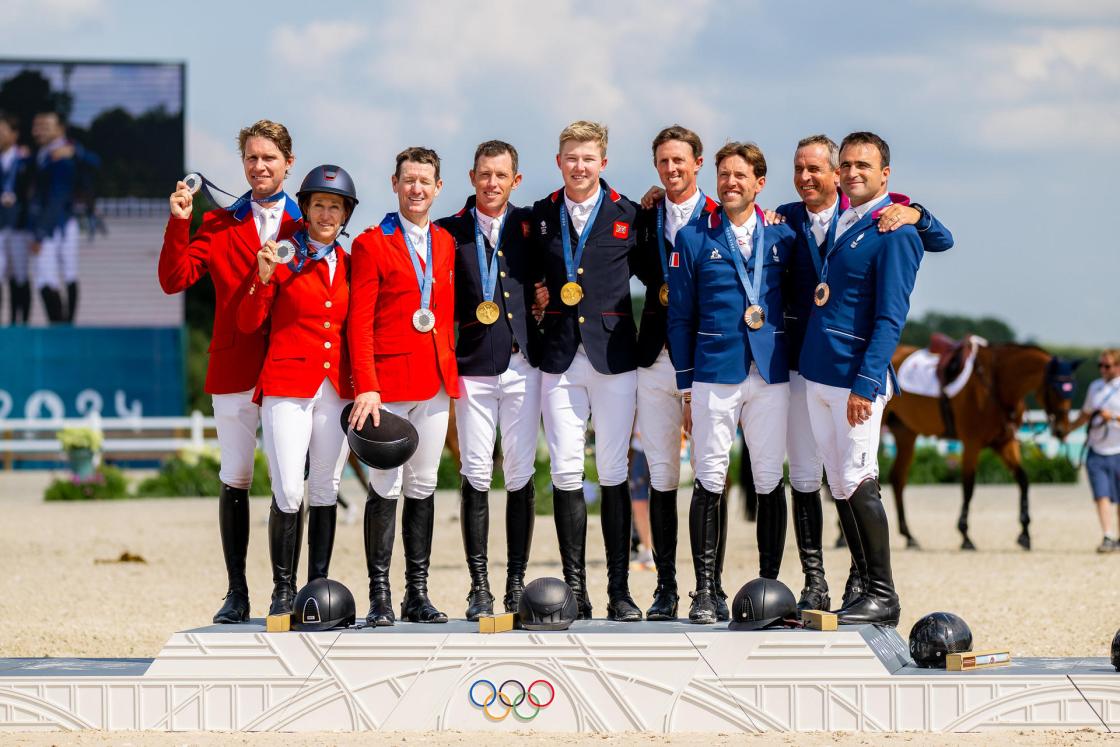 Gran Bretaña se alzó con la victoria en la final por equipos de salto de obstáculos a caballo de los Juegos Olímpicos de París 2024, donde la plata fue para Estados Unidos y el bronce para Francia. EFE/FEI/Benjamin Clark/CRÉDITO OBLIGATORIO