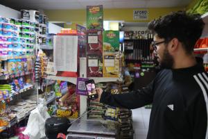 Fotografía de una persona escaneando un código QR con su teléfono, en Lima (Perú). EFE/ Paolo Aguilar