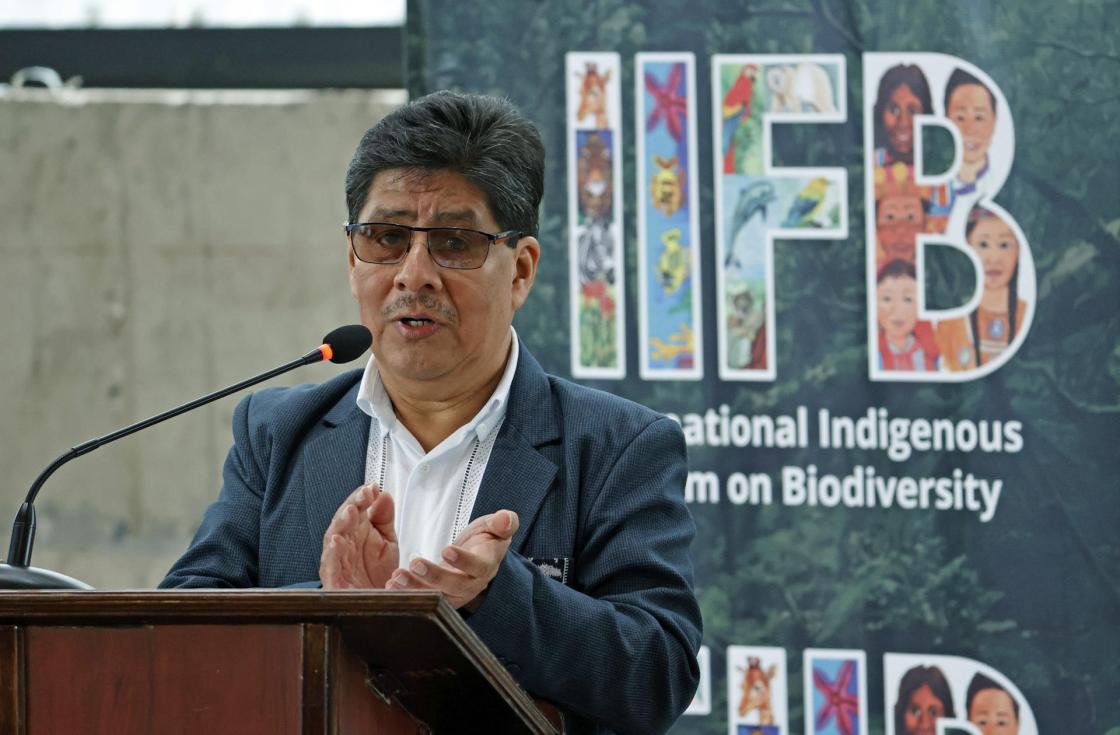 El copresidente del Foro Internacional Indígena sobre Biodiversidad (FIIB), Ramino Batzin, habla en el Jardín Botánico, en Bogotá (Colombia). EFE/Mauricio Dueñas Castañeda 