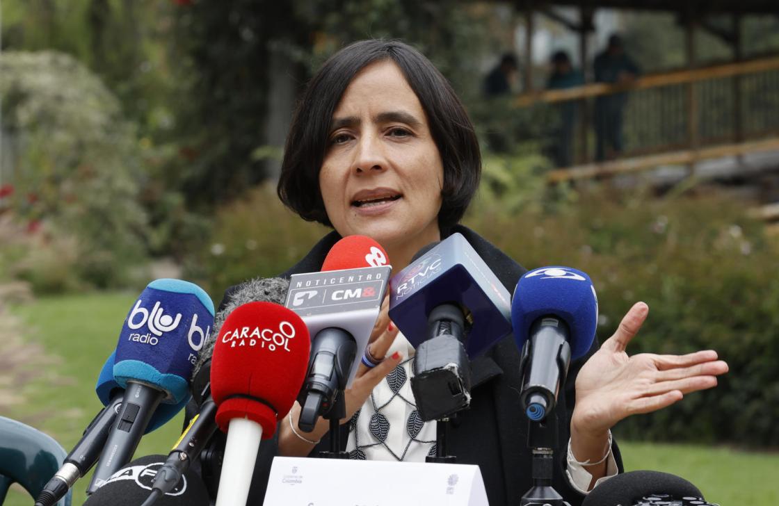 La ministra colombiana de Ambiente y Desarrollo Sostenible, Susana Muhamad, habla en el Jardín Botánico, en Bogotá (Colombia). EFE/Mauricio Dueñas Castañeda 