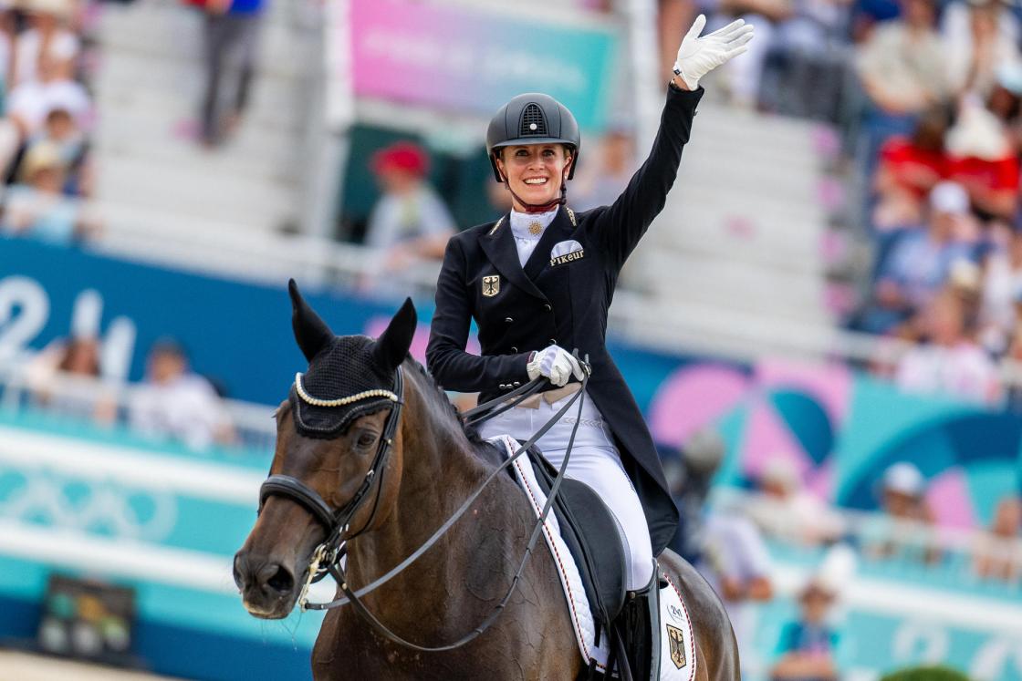 Jessica von Bredow-Werndl (GER) riding TSF Dalera BB during the Grand Prix Special - Team Final at the Chateau de Versailles for the Paris 2024 Olympic Games. Crédito de la foto: FEI/Benjamin Clark