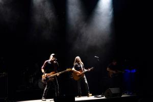 PALAFRUGELL (GIRONA), 16/08/2024.- La banda catalana Gossos actúa en el festival de Cap Roig, en Palafrugell (Girona). EFE/Siu Wu