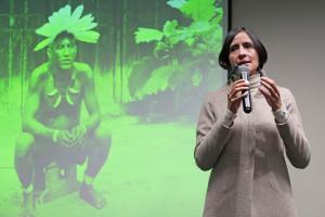 La ministra de Ambiente y Desarrollo Sostenible, Susana Muhamad, habla en la inauguración del encuentro internacional de pueblos indígenas y gobiernos de la Cuenca Amazónica, en Bogotá (Colombia). EFE/Carlos Ortega