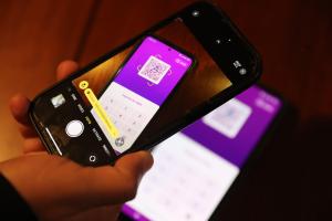 Fotografía de una persona escaneando un código QR con su teléfono, en Lima (Perú). EFE/ Paolo Aguilar