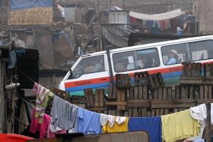 Fotografía de archivo de personas en un transporte en el barrio Pamplona Alta, a las afueras de Lima (Perú). EFE/ Max Cabello ARCHIVO