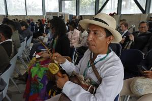 Asistentes a la Cumbre Mundial sobre Conocimientos tradiconales se reúnen en el Jardín Botánico en Bogotá (Colombia). EFE/ Mauricio Dueñas Castañeda