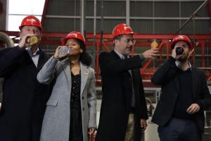De izquierda a derecha: Andrés Vicuña, presidente de Coca-Cola Embonor, Débora Mattos, general manager de Chile, Bolivia y Paraguay, Pedro Massa, vicepresidente gerente general de Coca-Cola Cono Sur, y Nicolas Grau, ministro de Economía, posan la inauguración de la primera planta de reciclaje de botellas del sistema. EFE/ Ailen Díaz