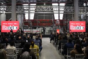 Fotografía durante la inauguración de la primera planta de reciclaje de botellas del sistema Coca Cola Re-ciclar en la comuna de Lampa, Santiago (Chile). EFE/ Ailen Díaz