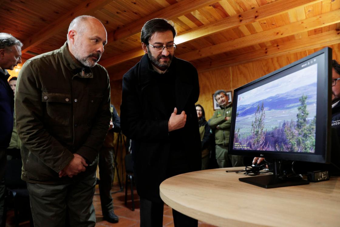 El gerente general de Hispasat en Chile, Luis Vargas (d), habla con el director ejecutivo de la Corporación Nacional Forestal (CONAF), Christian Little (i), durante la presentación de una tecnología de detección temprana de incendios forestales, en la Reserva Nacional Lago Peñuelas, Valparaíso (Chile). EFE/ Elvis González