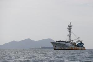 Fotografía de un barco atunero en la bahía de Panamá (Panamá). EFE/Bienvenido Velasco
