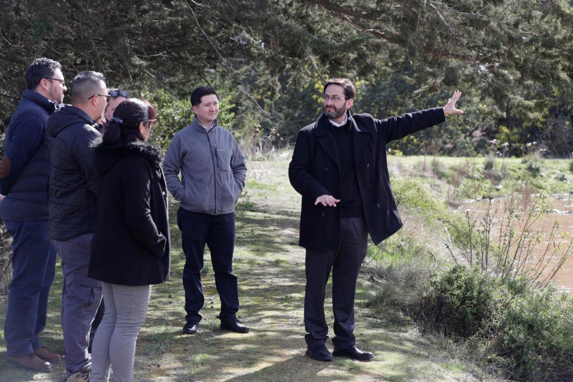 El gerente general de Hispasat en Chile, Luis Vargas (d), habla durante la presentación de una tecnología de detección temprana de incendios forestales, en la Reserva Nacional Lago Peñuelas, Valparaíso (Chile). EFE/ Elvis González 
