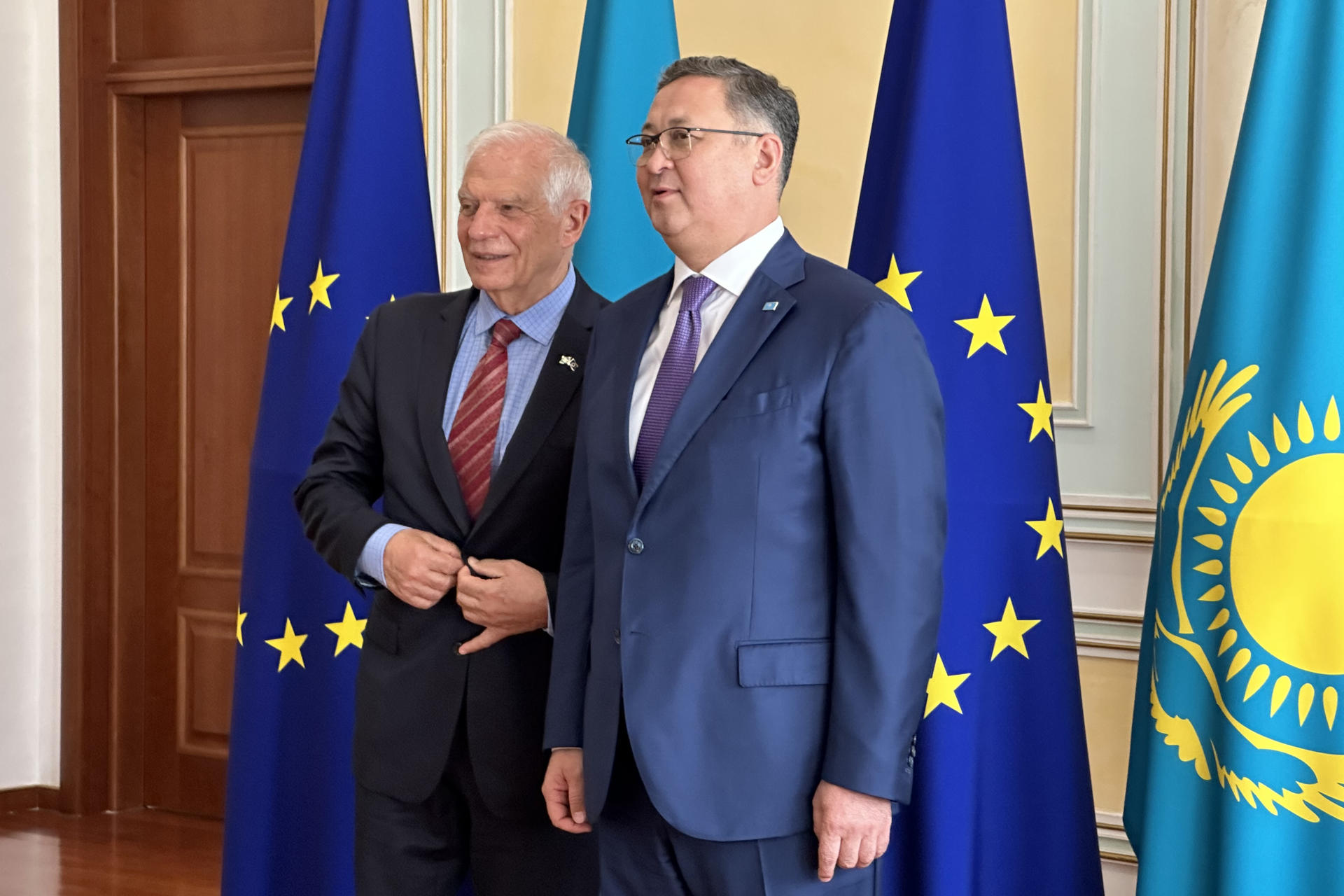 The head of European Union diplomacy, Josep Borrell (left), poses in Astana with the Foreign Minister of Kazakhstan, Murat Nurtleu. EFE/Kulpash Konyrova
