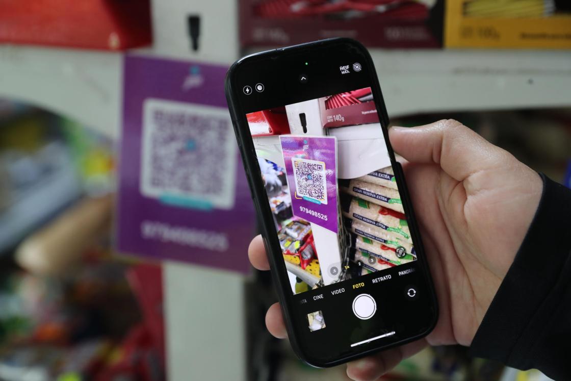 Fotografía de una persona escaneando un código QR con su teléfono, en Lima (Perú). EFE/ Paolo Aguilar