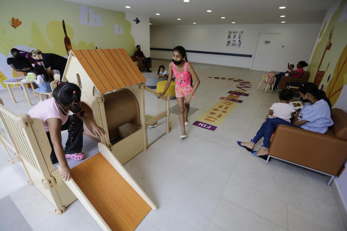 Fotografía de niños jugando en las instalaciones del Hospital Pediátrico de Alta Complejidad, en Ciudad de Panamá (Panamá). EFE/ Carlos Lemos