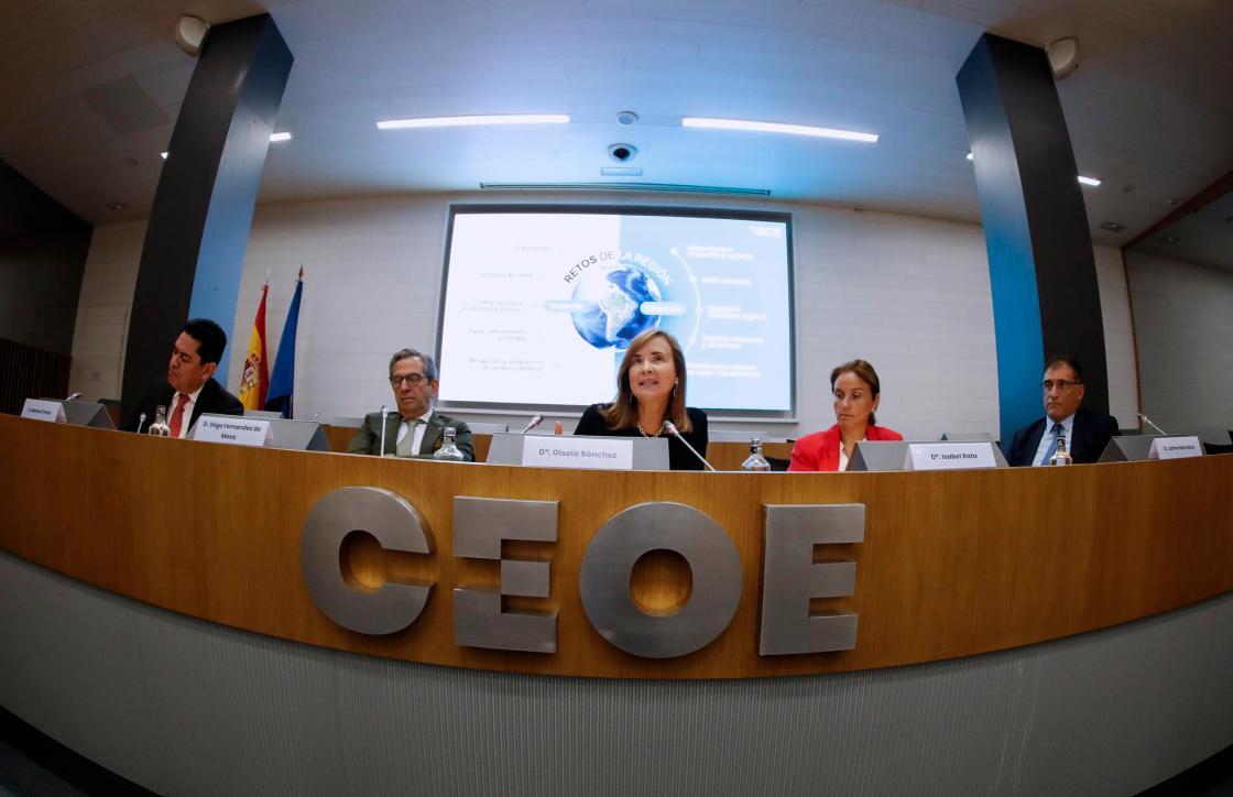 MADRID, 12/09/2024.- El vicepresidente de CEOE, Íñigo Fernández de Mesa (2i), la presidenta Ejecutiva del Banco Centroamericano de Integración Económica (BCIE), Gisela Sánchez (c), e Isabel Rata (2d), subdirectora de la Subdirección General de América, participan este jueves en el Foro Empresarial Banco Centro americano de Integración Económica (BCIE) en la sede de la Confederación Española de Organizaciones Empresariales (CEOE). EFE/ David Fernández