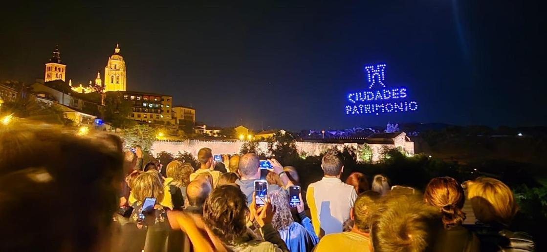 Madrid, 15 sep (EFE).- Los monumentos de las 15 ciudades que conforman el Grupo de Ciudades Patrimonio de la Humanidad abrieron sus puertas este sábado en un horario especial con motivo de "La Noche del Patrimonio.  (Espectaculo de Drones Uso Editorial).