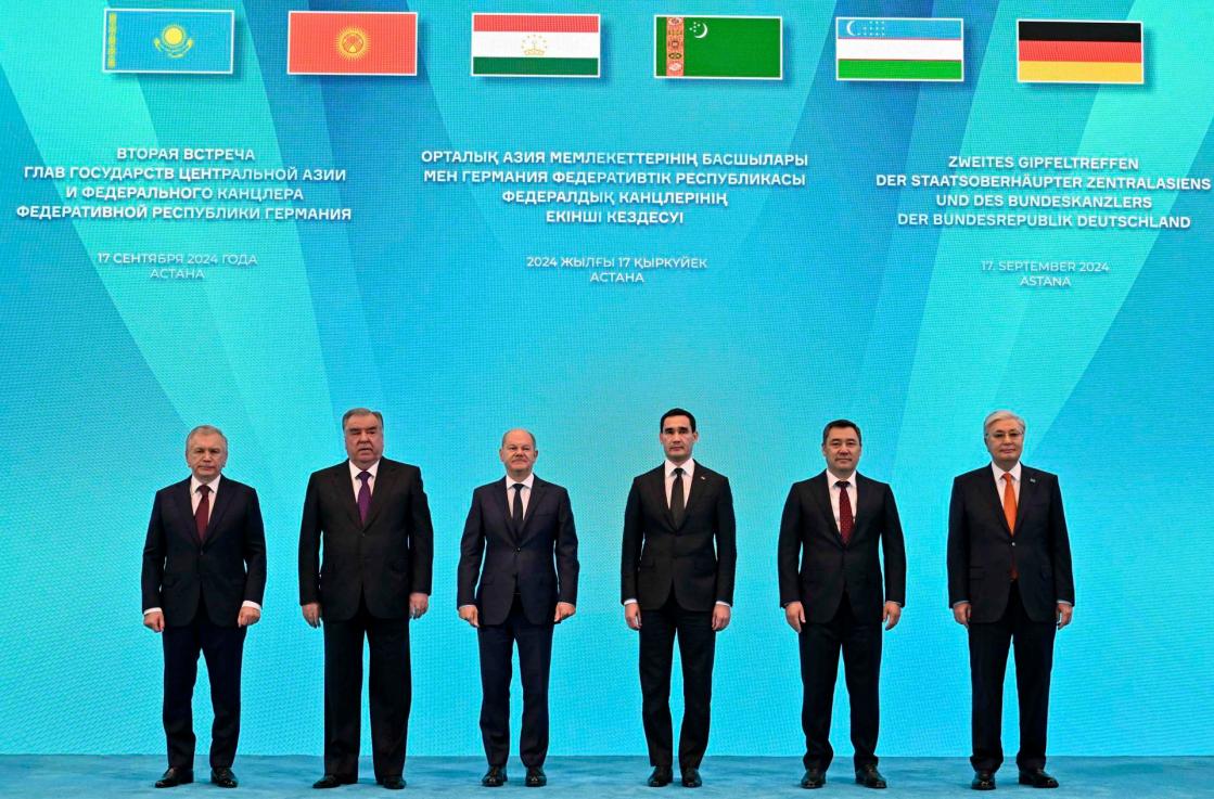 Astaná (Kazajistán), 17/09/2024.- Una foto facilitada por el servicio de prensa del Presidente de Kazajistán muestra (I-D) al presidente uzbeko Shavkat Mirziyoyev, al presidente tayiko Emomali Rahmon, al canciller alemán Olaf Scholz, al presidente turkmeno Serdar Berdymuhamedov, al presidente kirguís Sadyr Zhaparov y al presidente kazajo Kasim-Yomart Tokayev posando durante una foto de familia en la cumbre Asia Central-Alemania en Astaná, Kazajistán, 17 de septiembre de 2024. EFE/ Presidencia de Kazajistán SOLO USO EDITORIAL/SOLO DISPONIBLE PARA ILUSTRAR LA NOTICIA QUE ACOMPAÑA (CRÉDITO OBLIGATORIO)