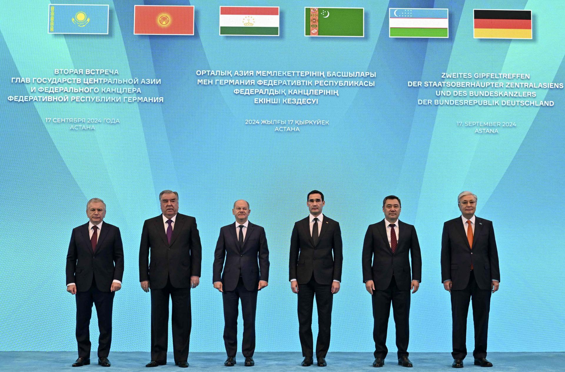 Astaná (Kazajistán), 17/09/2024.- Una foto facilitada por el servicio de prensa del Presidente de Kazajistán muestra (I-D) al presidente uzbeko Shavkat Mirziyoyev, al presidente tayiko Emomali Rahmon, al canciller alemán Olaf Scholz, al presidente turkmeno Serdar Berdymuhamedov, al presidente kirguís Sadyr Zhaparov y al presidente kazajo Kasim-Yomart Tokayev posando durante una foto de familia en la cumbre Asia Central-Alemania en Astaná, Kazajistán, 17 de septiembre de 2024. EFE/ Presidencia de Kazajistán SOLO USO EDITORIAL/SOLO DISPONIBLE PARA ILUSTRAR LA NOTICIA QUE ACOMPAÑA (CRÉDITO OBLIGATORIO)