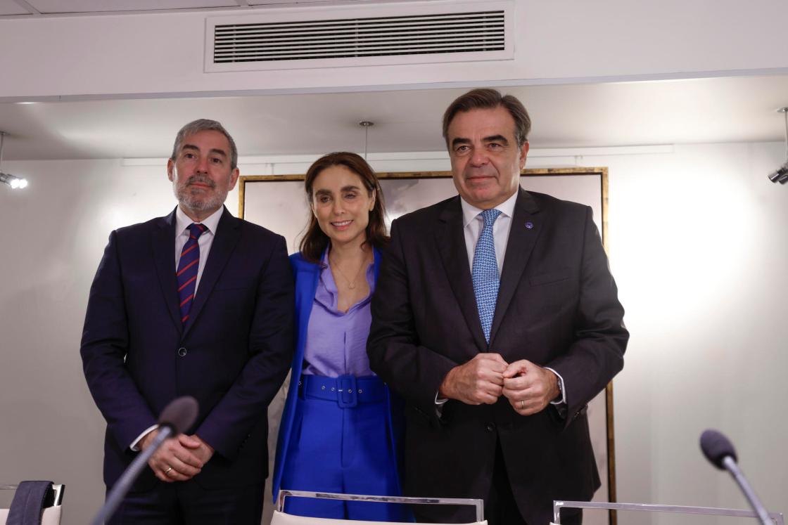 MADRID, 26/09/2024.- El vicepresidente de la Comisión Europea y comisario para la Protección del estilo de vida europeo, Margaritis Schinás (d-i), la vicepresidenta del Club Siglo XXI, Paloma Segrelles, y el presidente de Canarias, Fernando Clavijo, participan en un desayuno-coloquio organizado por el Club Siglo XXI este jueves en Madrid. Schinas presentó la intervención de Clavijo, quien expuso la situación migratoria en las islas y la disputa legal con el Estado por la acogida de los menores. EFE/ Javier Lizón