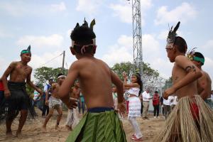 Fotografía de niños realizando un baile en la institución educativa Miguel Grau, en la localidad de Miguel Grau, departamento de Ucayali (Perú). EFE/ Paolo Aguilar