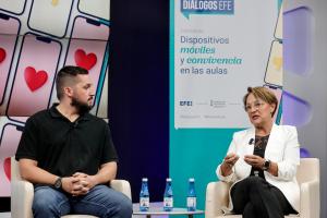 El psicólogo especialista en educación y acoso escolar, Enric Valls, junto con la jefa de servicio de Inclusión Educativa y anteriormente orientadora en la Unidad de Atención e Intervención del sistema de prevención de la violencia escolar en la Comunitat Valenciana, Esmeralda Llorca, durante el foro Diálogos Efe: "Dispositivos móviles y convivencia en las aulas", organizado por EFE junto con la Conselleria d'Educació y 8 Mediterráneo. EFE/Manuel Bruque