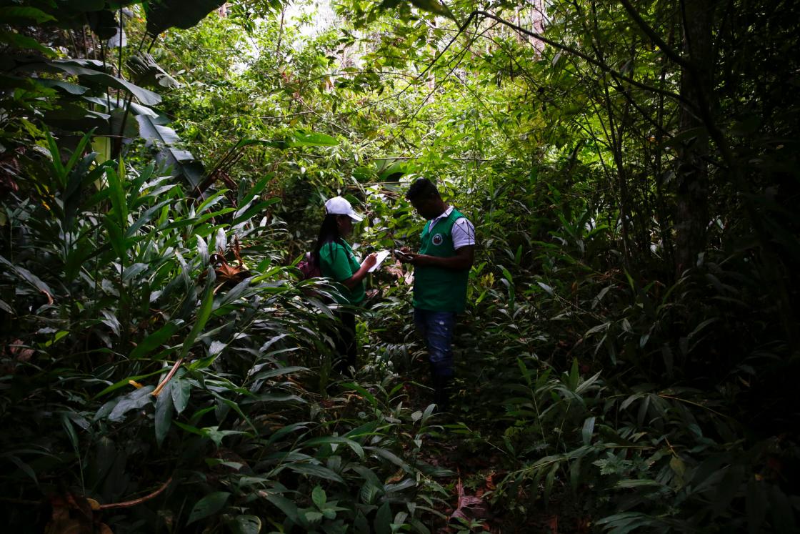 Rosa habla con un alumno durante un recorrido por la selva en Tumaco (Colombia). EFE/Ernesto Guzmán