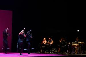 SEVILLA , 15/09/2024.- El bailaor y coreógrafo Manuel Liñán (2i) actúa durante el espectáculo flamenco 'Muerta de amor', este domingo en el Teatro de La Maestranza de Sevilla dentro de la Bienal de Flamenco. EFE/ Raúl Caro