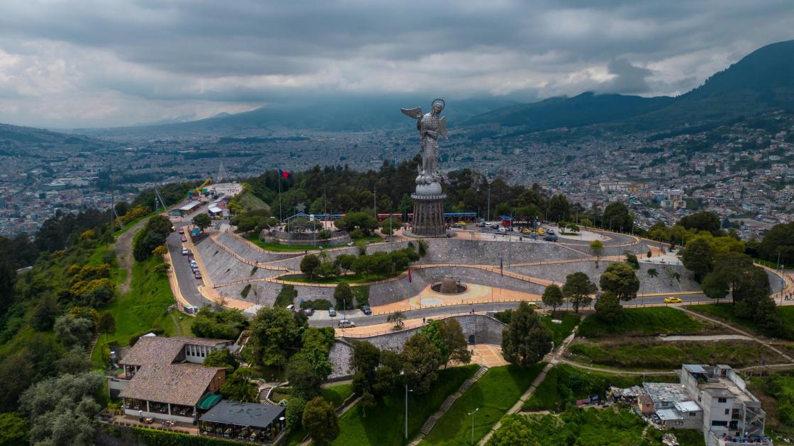 Fotografía de archivo de la Virgen del Panecillo, ubicada en un cerro del centro histórico en Quito (Ecuador). EFE/José Jácome/ARCHIVO