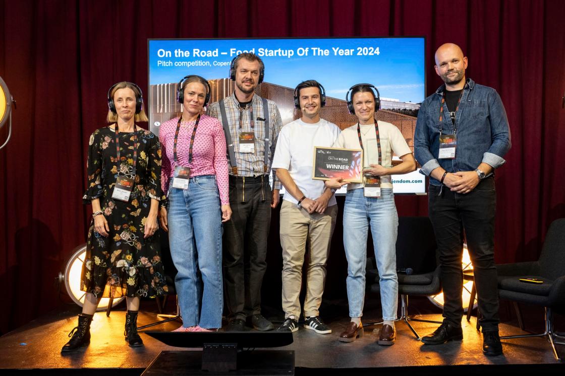 GRAF3398. COPENHAGUE (DINAMARCA), 12/09/2024.-El ganador del premio del Basque Culinary Center on the Road 2024, la empresa Belly Food, junto a los jurados y Ander López durante el evento de startups organizado por TechBBQ este jueves en Copenhague. La empresa danesa Belly Food, que produce comida orgánica que se ingiere a través de sondas, fue elegida este jueves ganadora de la parada danesa del programa internacional de acción gastronómica del Basque Culinary Center (BCC), que distingue a compañías emergentes en el sector alimentario. EFE/ Ricardo Ramírez