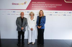 MADRID, 26/09/2024.- La vicepresidenta de la Fundación AstraZeneca, Marta Moreno (d), el secretario de estado de Ciencia Innovación y Universidades, Juan Cruz (i) y la directora del Consejo Asesor de Oncolab, Candela Calle, posan hoy, 26 de septiembre de 2024, durante el evento "OnocoLab. Ahora Soluciones" organizado por la Agencia Efe y AstraZeneca, en Madrid. EFE/ David Fernández