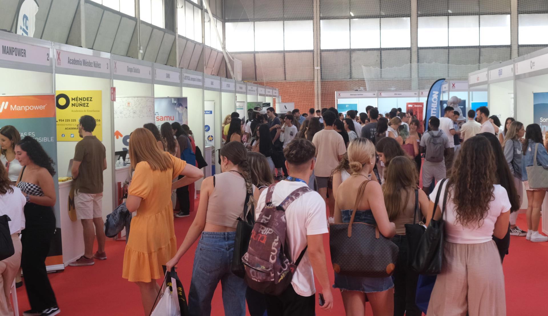 Varios alumnos visitan la Feria de Empleo que organiza la Universidad de Sevilla, en la que participan más de 60 empresas de distintos sectores que ofrecen puestos de trabajo y realizan entrevistas 'in situ' para buscar perfiles en los están interesadas.EFE/Universidad de Sevilla.SOLO USO EDITORIAL/SOLO DISPONIBLE PARA ILUSTRAR LA NOTICIA QUE ACOMPAÑA (CRÉDITO OBLIGATORIO)