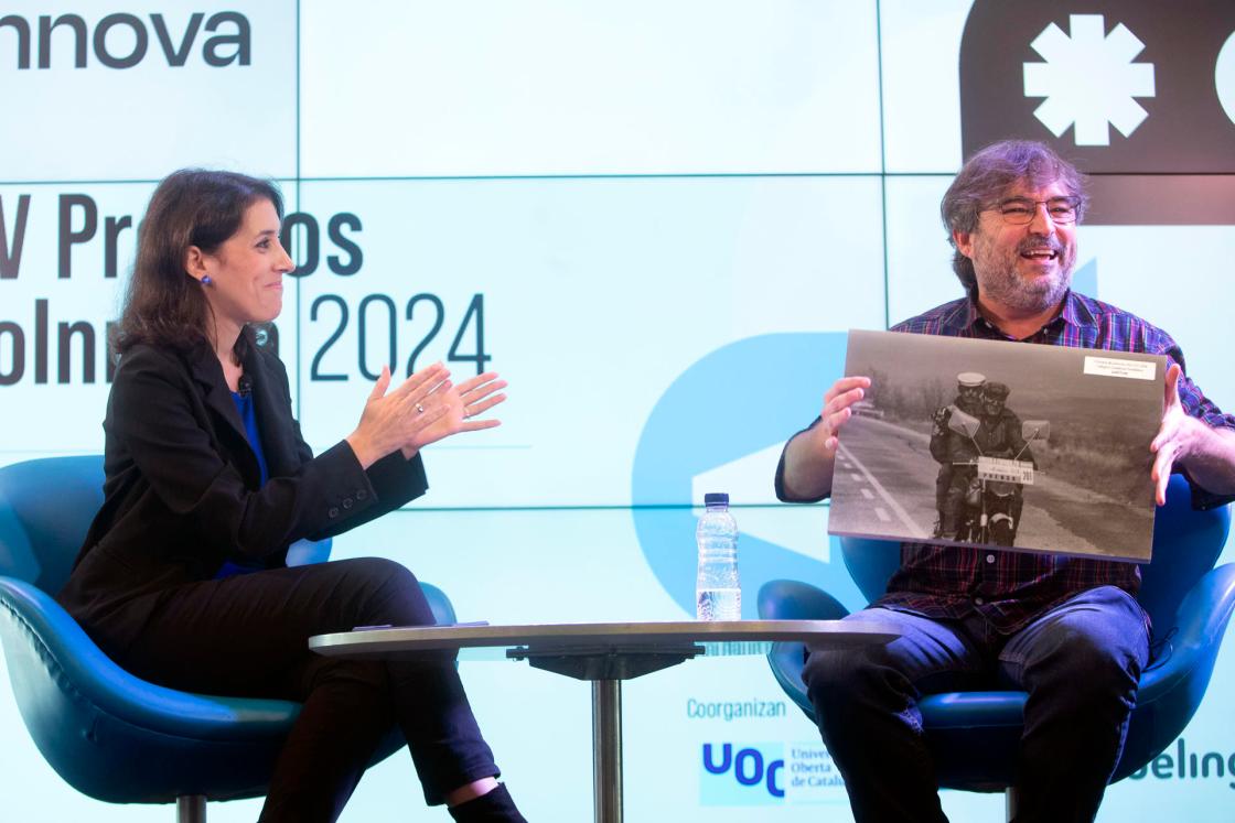 GRAFCAT8648. BARCELONA, 26/09/2024.- El comunicador Jordi Évole ha defendido, tras recibir de manos de la periodista Ana Bernal Triviño el premio MojoInnova 2024 a la mejor trayectoria profesional de la Universitat Oberta de Catalunya (UOC) y la Agencia EFE, que el "periodismo hay que tener ganas de pelearlo" aunque te meta "en líos" para poder contar "la historia que merece ser contada". EFE/Marta Pérez