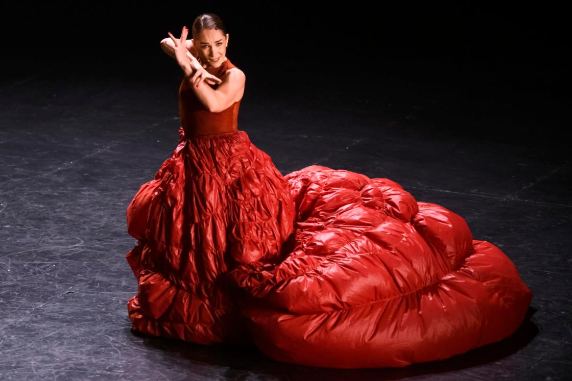 La bailaora Paula Comitre durante la puesta en escena de su espectáculo ´Aprés vous, madame´ hoy martes en el teatro Central de Sevilla, incluido en la Bienal de Flamenco que se celebra en la capital andaluza. EFE/ Raúl Caro.