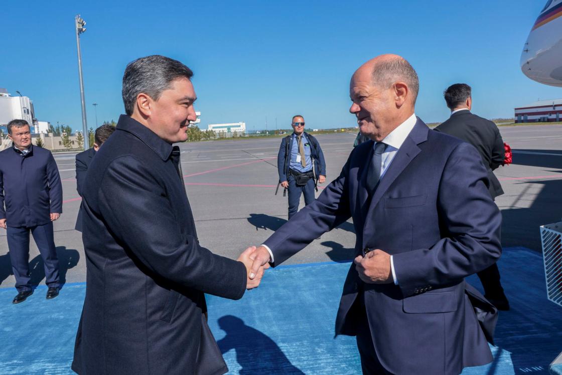 ASTANÁ (KAZAJISTÁN), 16/09/2024.-El canciller alemán Olaf Scholz llegó el lunes a Kazajistán, donde se reunirá hoy con el presidente, Kasim-Yomart Tokáyev, y el martes presidirá la cumbre entre Alemania y las cinco repúblicas centroasiáticas. Scholz, que inició la gira regional el domingo en Uzbekistán, fue recibido en el aeropuerto internacional de Astaná por el primer ministro kazajo, Olzhas Bektenov (i), según informó el Gobierno local en un comunicado. En el plano bilateral, ambos líderes abordarán la marcha de la cooperación económica y comercial, que creció un 13 % en los primeros siete meses de este año hasta los 2.300 millones de dólares.EFE/ Presidencia de Kazajistán ***SOLO USO EDITORIAL/SOLO DISPONIBLE PARA ILUSTRAR LA NOTICIA QUE ACOMPAÑA (CRÉDITO OBLIGATORIO)***