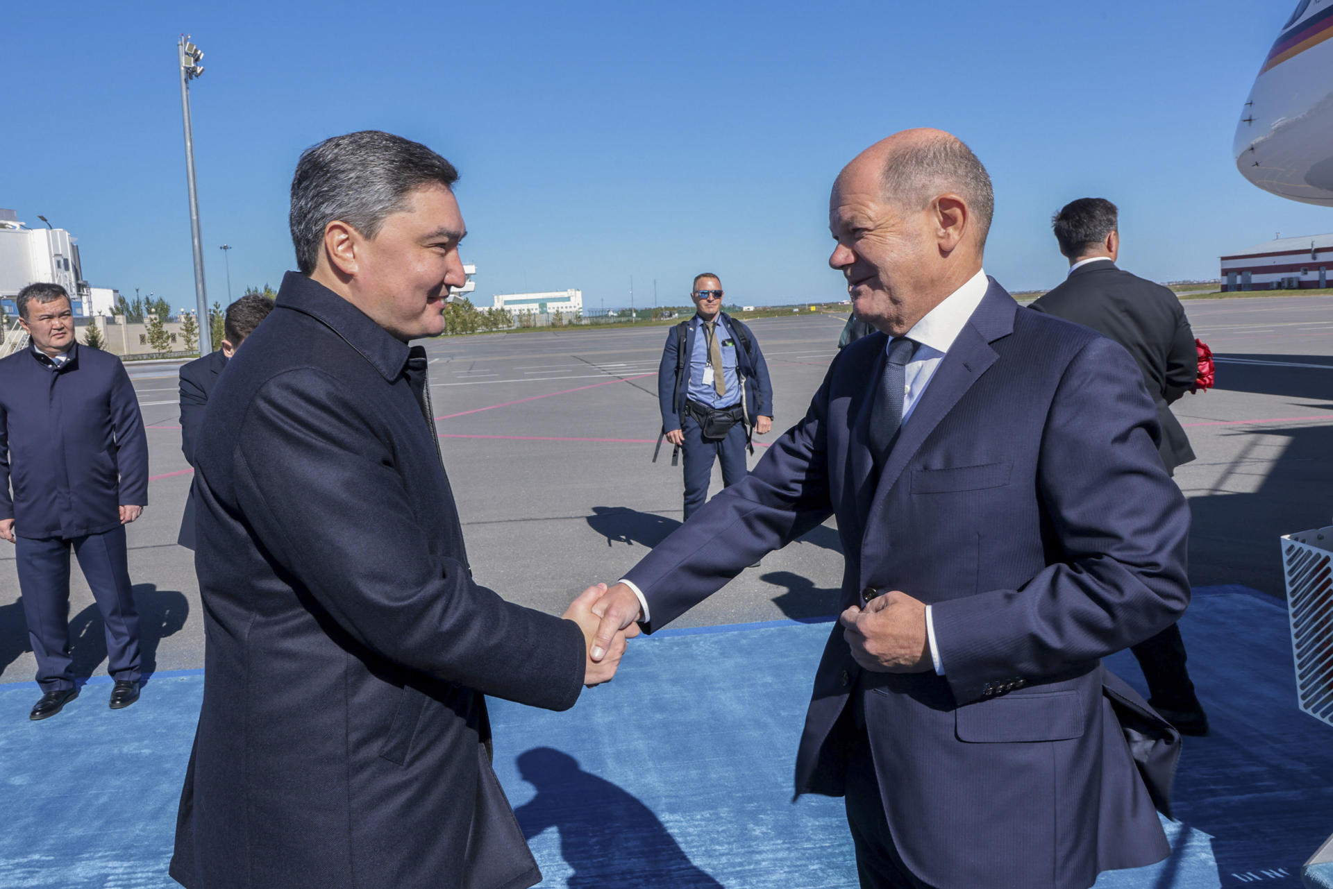 ASTANÁ (KAZAJISTÁN), 16/09/2024.-El canciller alemán Olaf Scholz llegó el lunes a Kazajistán, donde se reunirá hoy con el presidente, Kasim-Yomart Tokáyev, y el martes presidirá la cumbre entre Alemania y las cinco repúblicas centroasiáticas. Scholz, que inició la gira regional el domingo en Uzbekistán, fue recibido en el aeropuerto internacional de Astaná por el primer ministro kazajo, Olzhas Bektenov (i), según informó el Gobierno local en un comunicado. En el plano bilateral, ambos líderes abordarán la marcha de la cooperación económica y comercial, que creció un 13 % en los primeros siete meses de este año hasta los 2.300 millones de dólares.EFE/ Presidencia de Kazajistán ***SOLO USO EDITORIAL/SOLO DISPONIBLE PARA ILUSTRAR LA NOTICIA QUE ACOMPAÑA (CRÉDITO OBLIGATORIO)***
