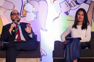 El director senior de Políticas Regulatorias Globales de MSD América Latina, Leonardo Semprún (i) y la directora ejecutiva de la Federación Latinoamericana de la Industria Farmacéutica (Fifarma), Yaneth Giha, participan en el 21 Seminario Latinoamericano de Periodismo en Ciencia y Salud, en Ciudad de México (México). EFE/José Méndez