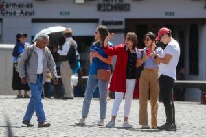 Turistas visitan la plaza de San Francisco en Quito (Ecuador). EFE/ José Jácome