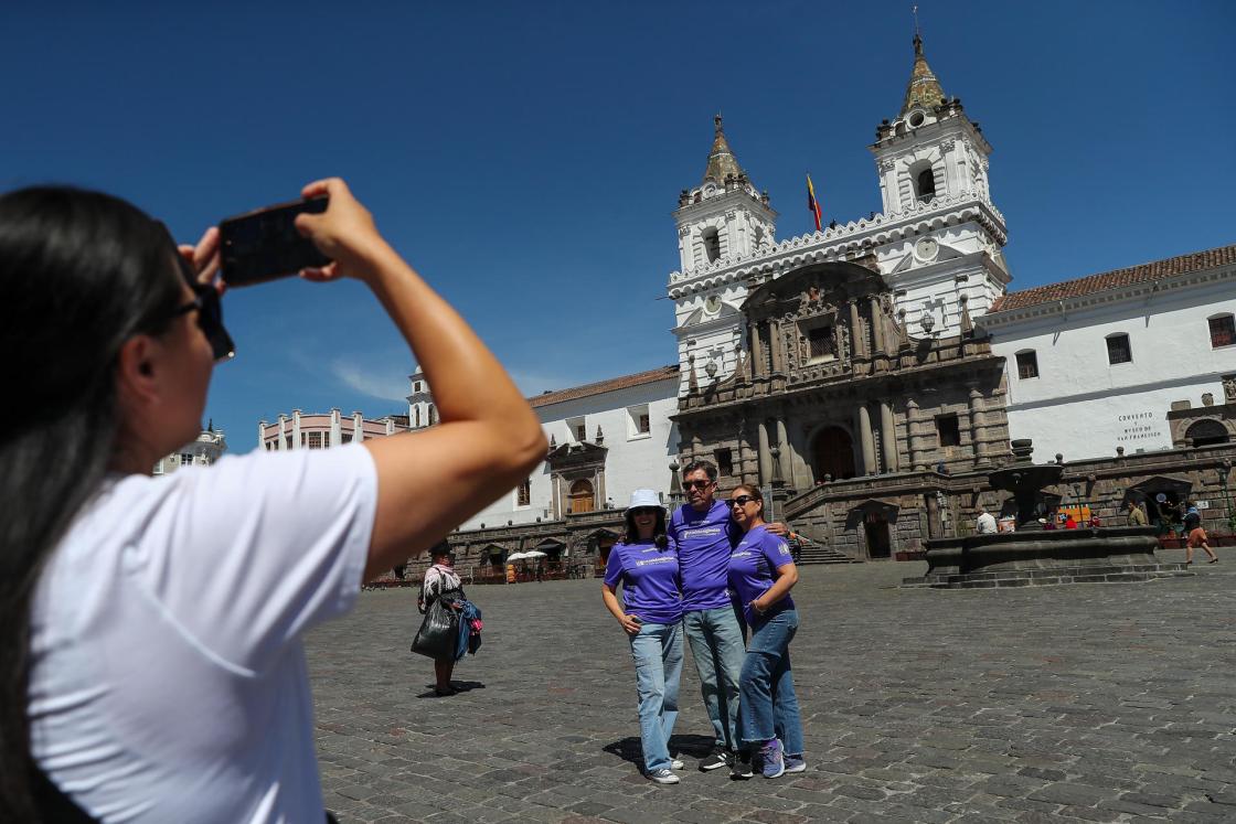 Turistas visitan la plaza de San Francisco en Quito (Ecuador). EFE/ José Jácome