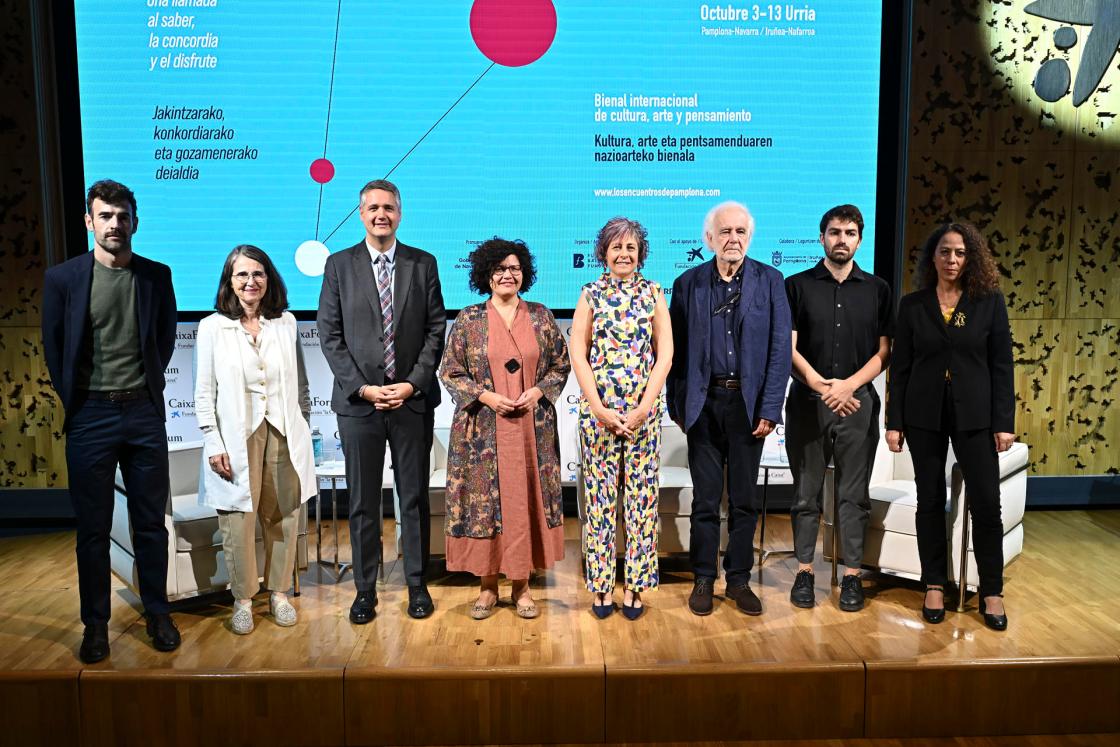 MADRID, 10/09/2024.- La consejera de Cultura, Deporte y Turismo de Navarra, Rebeca Esnaola (5i), posa para una foto de grupo mientras participa en la presentación del programa 'Encuentros de Pamplona-Iruñeko Topaketak 2024', este martes en CaixaForum Madrid. (De izq a der) Rubén Jauquicoa, director gerente de la Fundación Baluarte; Nimfa Bisbé, comisaría de arte y directora de la colección de arte contemporáneo en Fundación La Caixa; Ignacio Apezteguía, director general de  Cultura; Isabel Fuentes, directora CaixaForum Madrid; la consejera de Cultura, Deporte y Turismo de Navarra, Rebeca Esnaola Ramón Andrés, director del programa; Edual Espluga, filósofo y ensayista, y Berta Ares, subdirectora de programación e investigadora cultural. EFE/ Fernando Villar