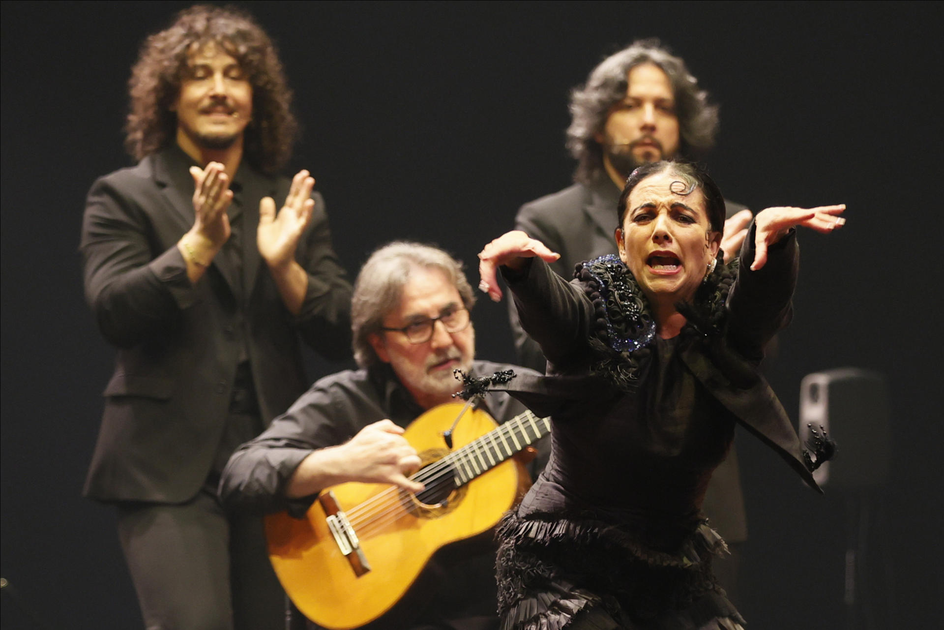 La bailaora Eva Yerbabuena presenta en la Bienal de Flamenco su espectáculo 'Eva Yerbabuena, solo a Sevilla', en el Teatro de la Maestranza de la capital hispalense. EFE/ José Manuel Vidal