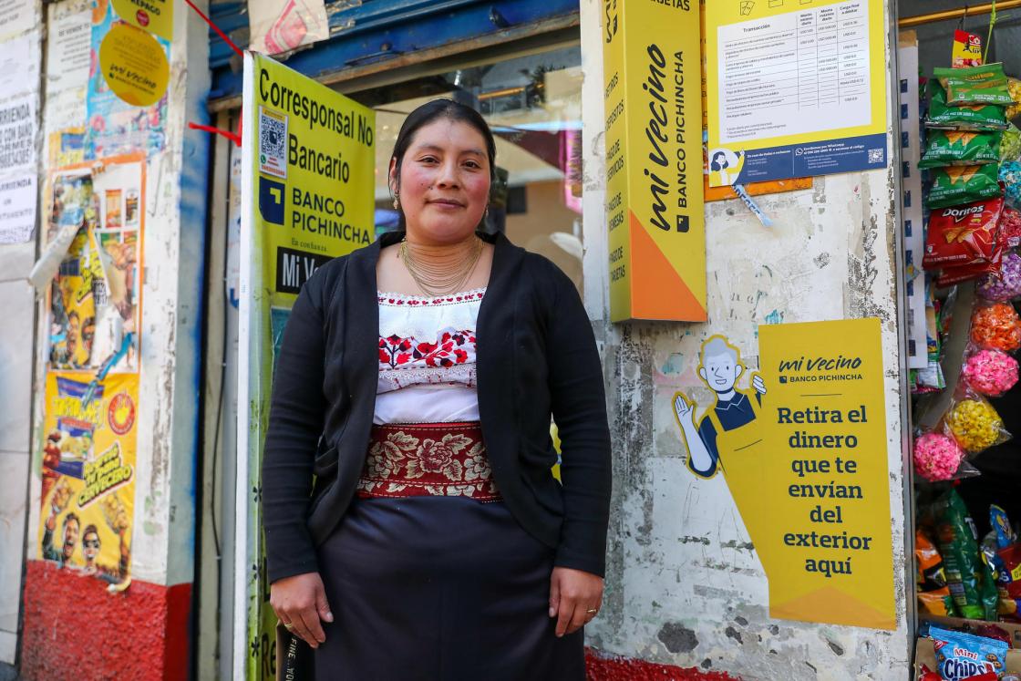 Fotografía de Elsa, propietaria de una tienda de víveres donde se ubica una de las agencias multipagos del Banco del Pichincha, en Quito (Ecuador). EFE/ José Jácome 