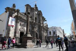 Turistas visitan la plaza de San Francisco en Quito (Ecuador). EFE/ José Jácome
